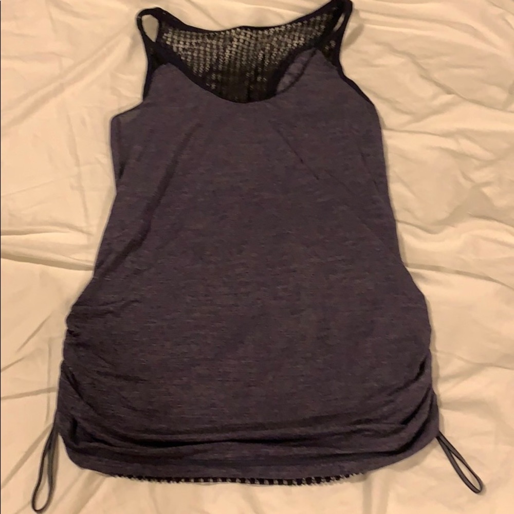 Mesh back with drawstring on the sides